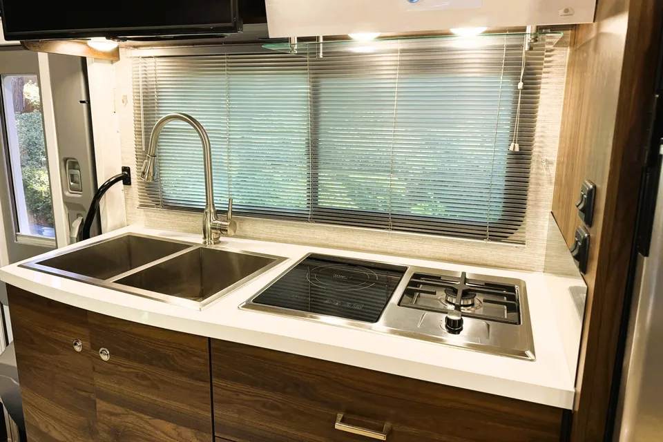 ㉦ Mocha 𝗕𝗲𝗻𝘇 ㉦ Luxury Mercedes • Low Mileage Sprinter •