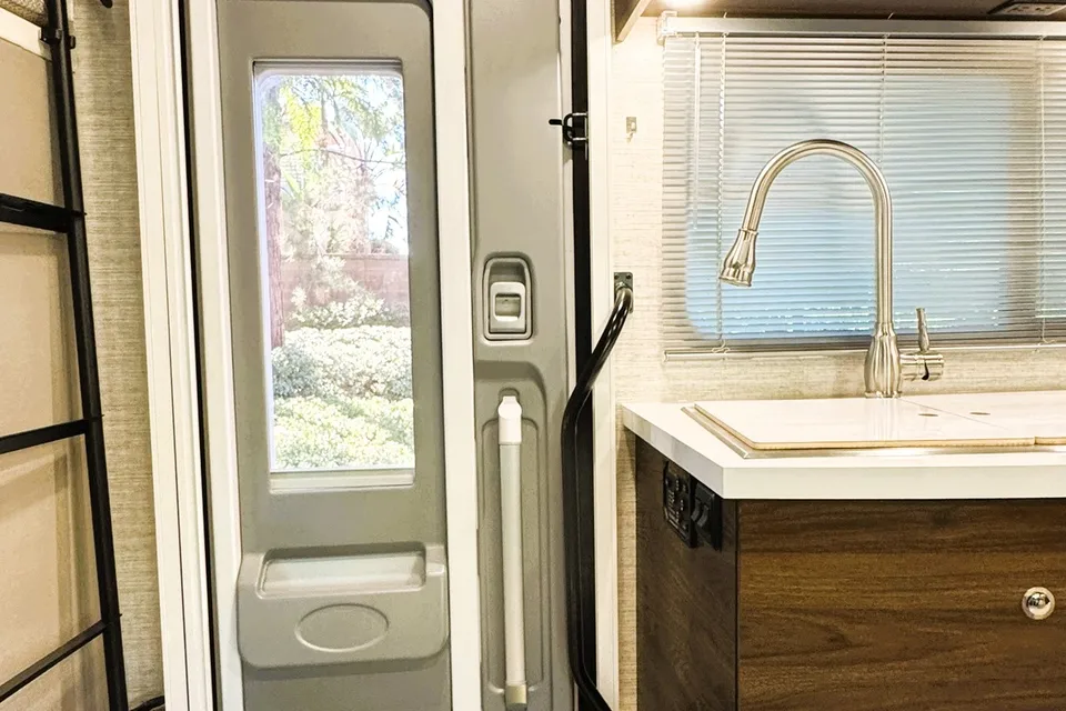 ㉦ Mocha 𝗕𝗲𝗻𝘇 ㉦ Luxury Mercedes • Low Mileage Sprinter •