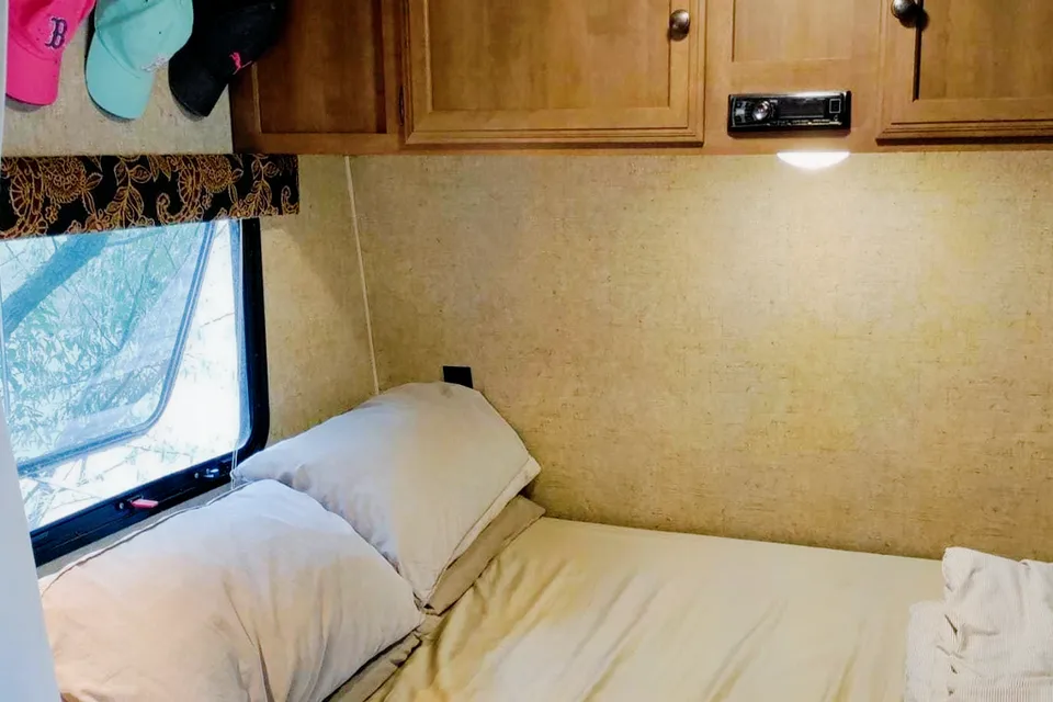 Easy to tow by minivan w/shower & sleeps 5 by Port Perry! 2017 KZ Sportsmen Classic Lightweight Travel Trailer