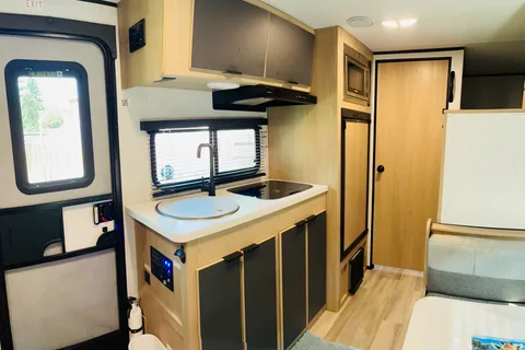Deluxe Cruiser RV Hitch 17 BHS Travel Trailer
