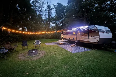 Adventure awaits! Fully stocked, Sleeps 8, Pet friendly!