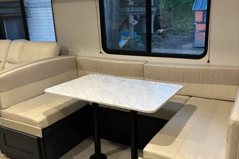 Adventure awaits! Fully stocked, Sleeps 8, Pet friendly!