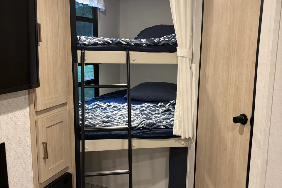 Adventure awaits! Fully stocked, Sleeps 8, Pet friendly!
