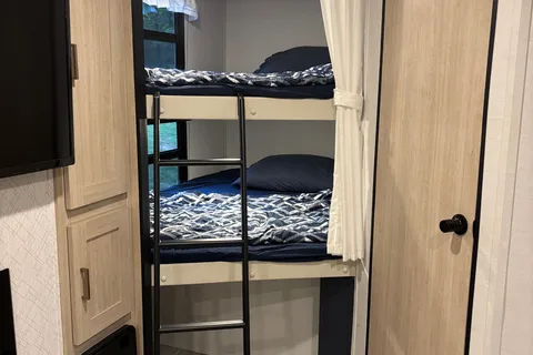 Adventure awaits! Fully stocked, Sleeps 8, Pet friendly!