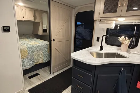 Adventure awaits! Fully stocked, Sleeps 8, Pet friendly!