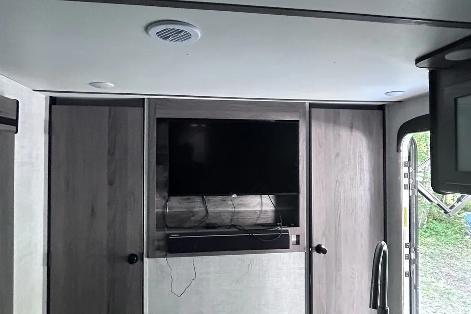 The Northern Escape - Spacious 33’ Family Camping Retreat