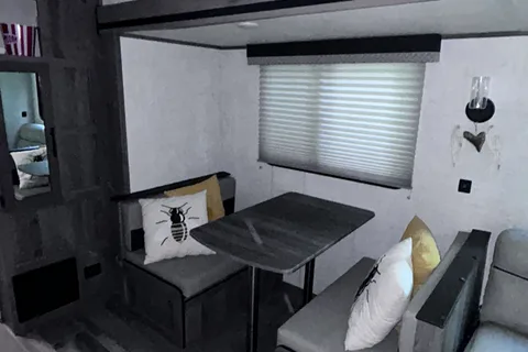 The Northern Escape - Spacious 33’ Family Camping Retreat