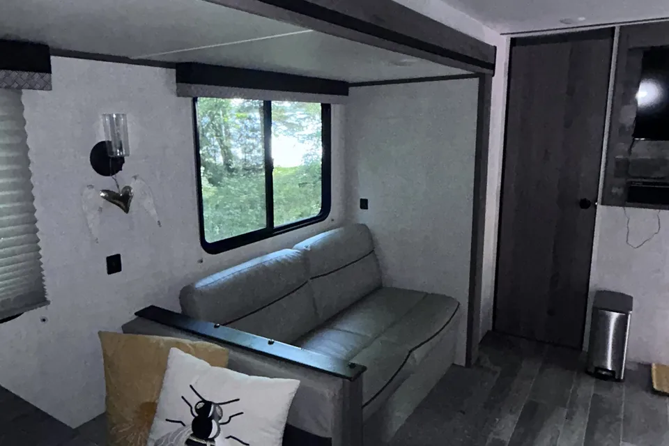 The Northern Escape - Spacious 33’ Family Camping Retreat