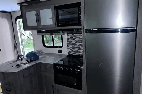 The Northern Escape - Spacious 33’ Family Camping Retreat