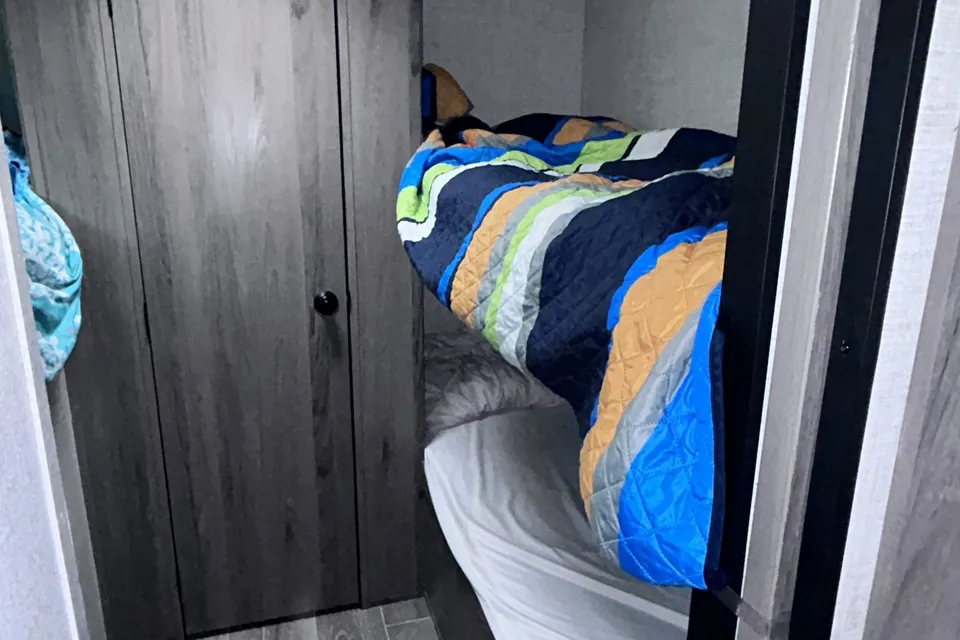 The Northern Escape - Spacious 33’ Family Camping Retreat