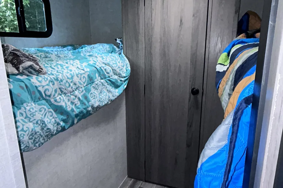 The Northern Escape - Spacious 33’ Family Camping Retreat