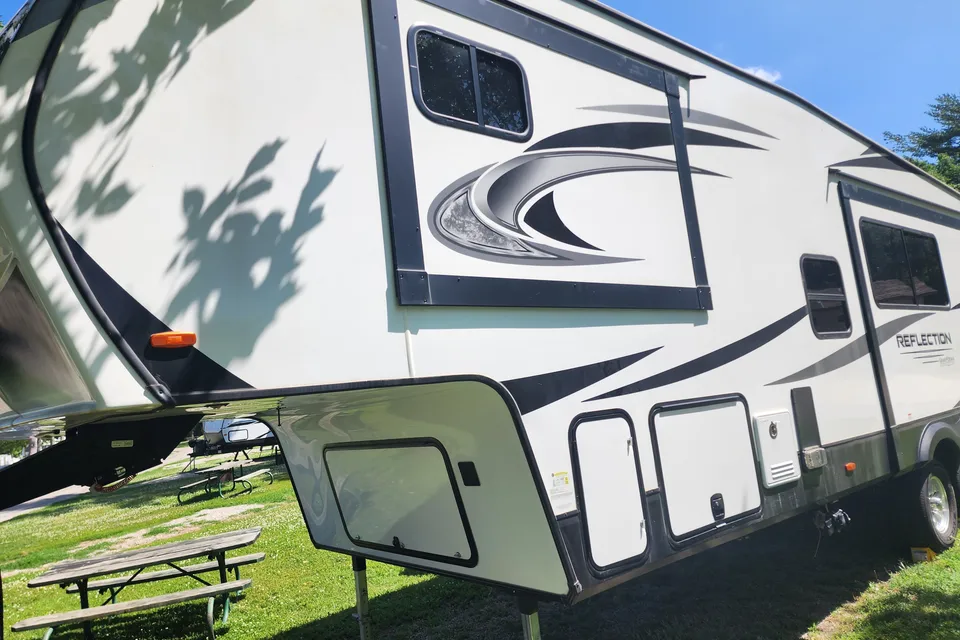 Corey's 2022cGrand Design 28 BH Fifth Wheel