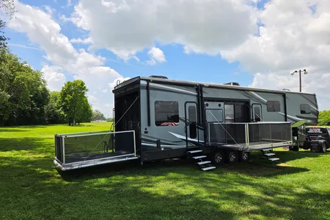 2018 Jayco Seismic 4113 • Luxury Toy Hauler • Delivery Only • 1.5 Bath
