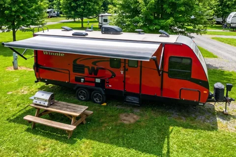"Winnie" Winnebago Minnie Winnie 28' 2455BHS Bunkhouse