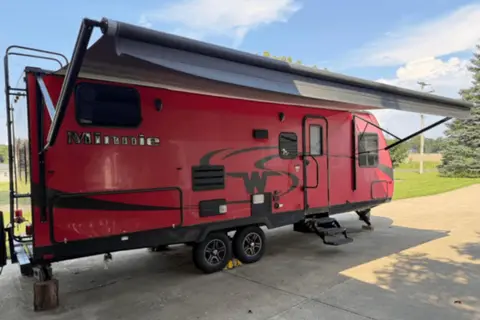 Fireside's Winnebago Minnie Winnie 28' 2455BHS Bunkhouse