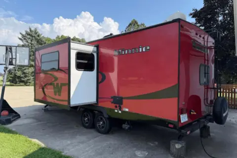 Fireside's Winnebago Minnie Winnie 28' 2455BHS Bunkhouse