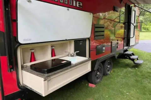 Fireside's Winnebago Minnie Winnie 28' 2455BHS Bunkhouse