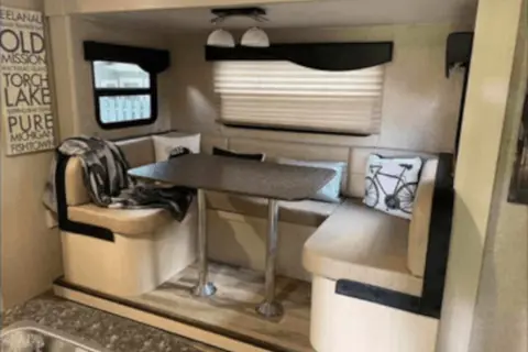 Fireside's Winnebago Minnie Winnie 28' 2455BHS Bunkhouse