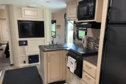 Fireside's Winnebago Minnie Winnie 28' 2455BHS Bunkhouse