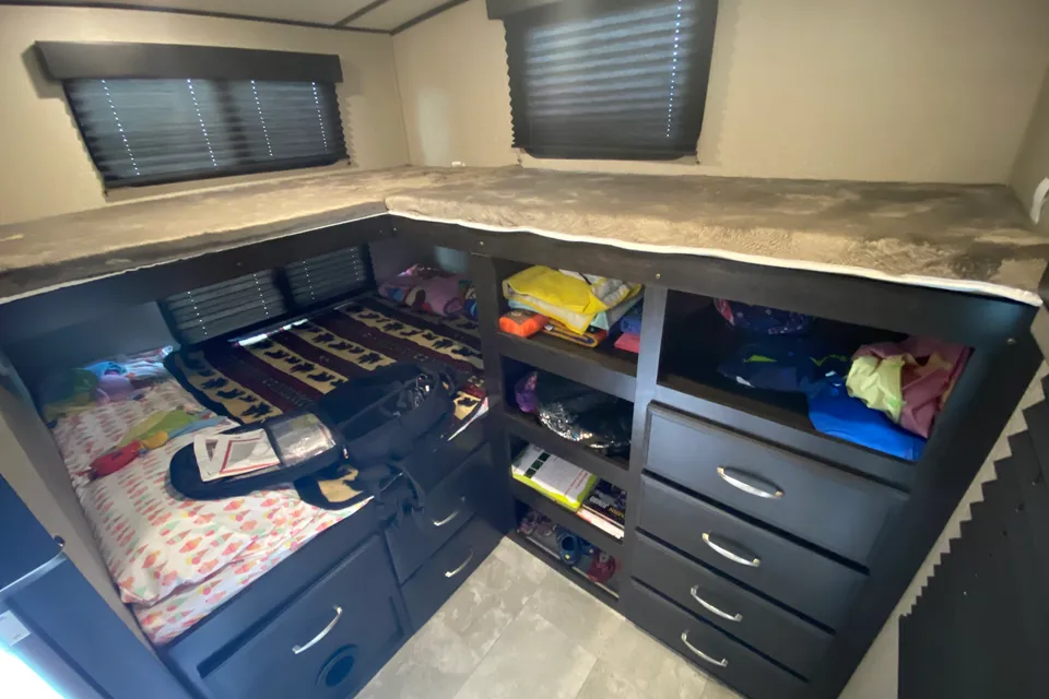 Luxury 35ft Trailer, delivery only, dogs ok