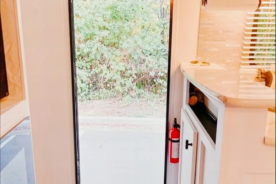 Cozy Renovated Home on Wheels (R-Vision Trail-Lite Trek)
