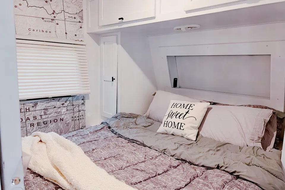 Cozy Renovated Home on Wheels (R-Vision Trail-Lite Trek)