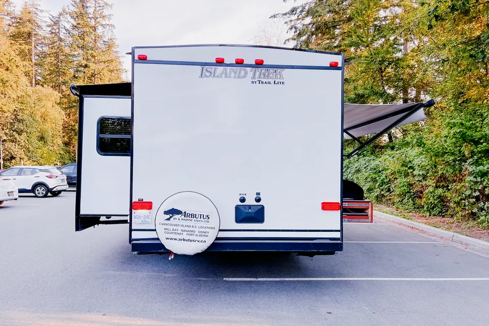 Cozy Renovated Home on Wheels (R-Vision Trail-Lite Trek)