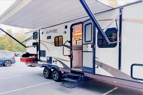 Cozy Renovated Home on Wheels (R-Vision Trail-Lite Trek)