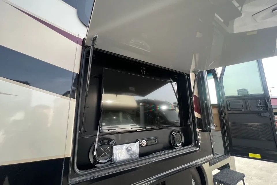 [36] Stress Free RVs - 2018 - XL - Class A - Luxury Discovery