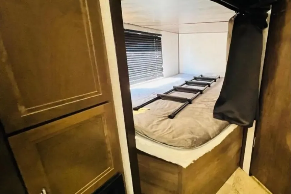 "Vanegas" Modern Private Queen Bedroom  Sleeps 6 (LFWL1847)
