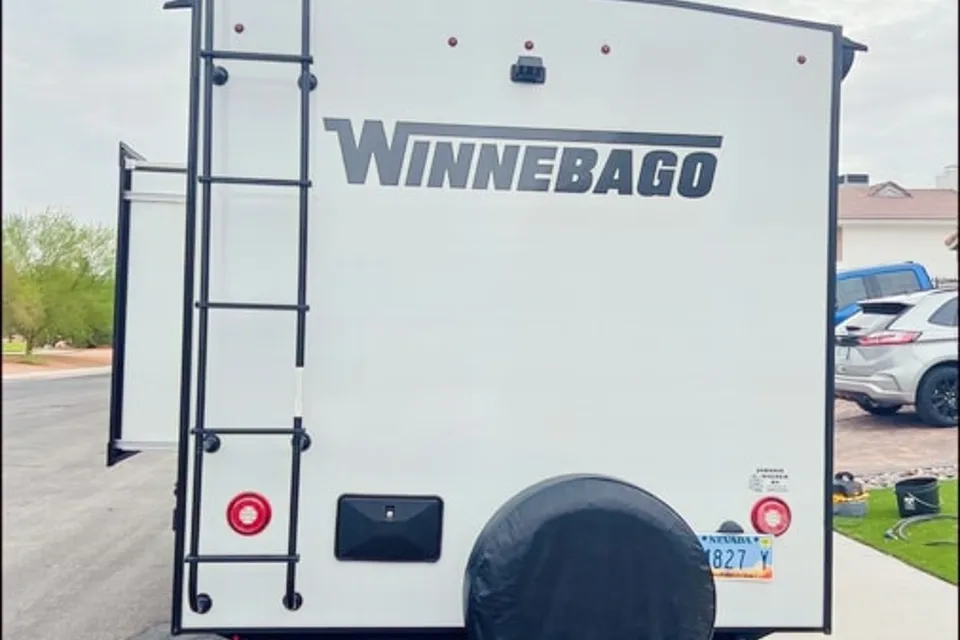 New 2021 Cozy & Beautiful Winnebago Perfect For Families!