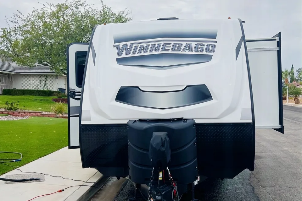 New 2021 Cozy & Beautiful Winnebago Perfect For Families!