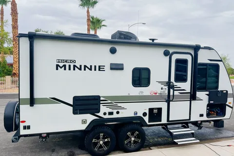 New 2021 Cozy & Beautiful Winnebago Perfect For Families!