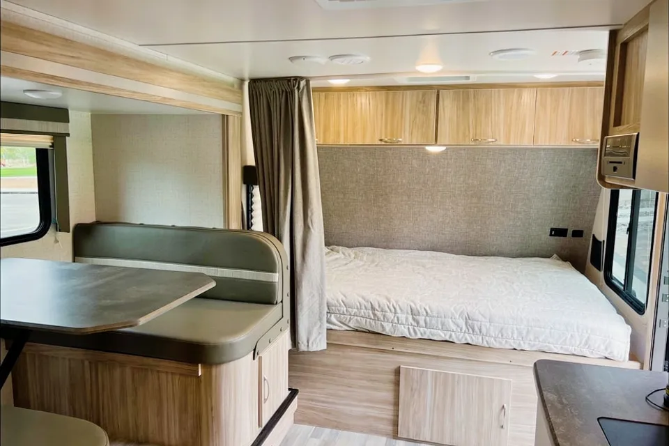 New 2021 Cozy & Beautiful Winnebago Perfect For Families!