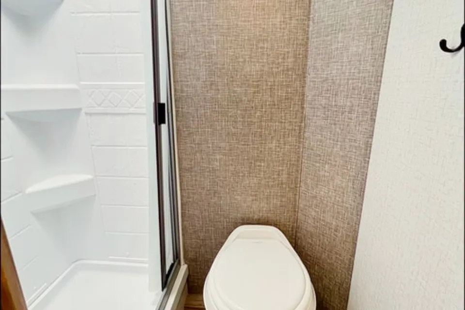 New 2021 Cozy & Beautiful Winnebago Perfect For Families!