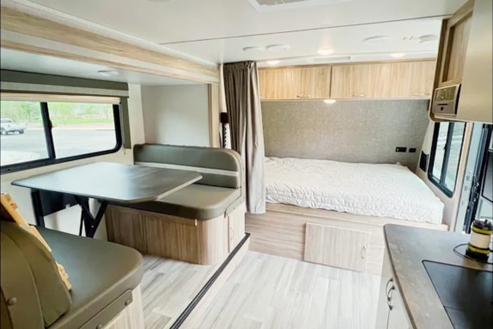 New 2021 Cozy & Beautiful Winnebago Perfect For Families!