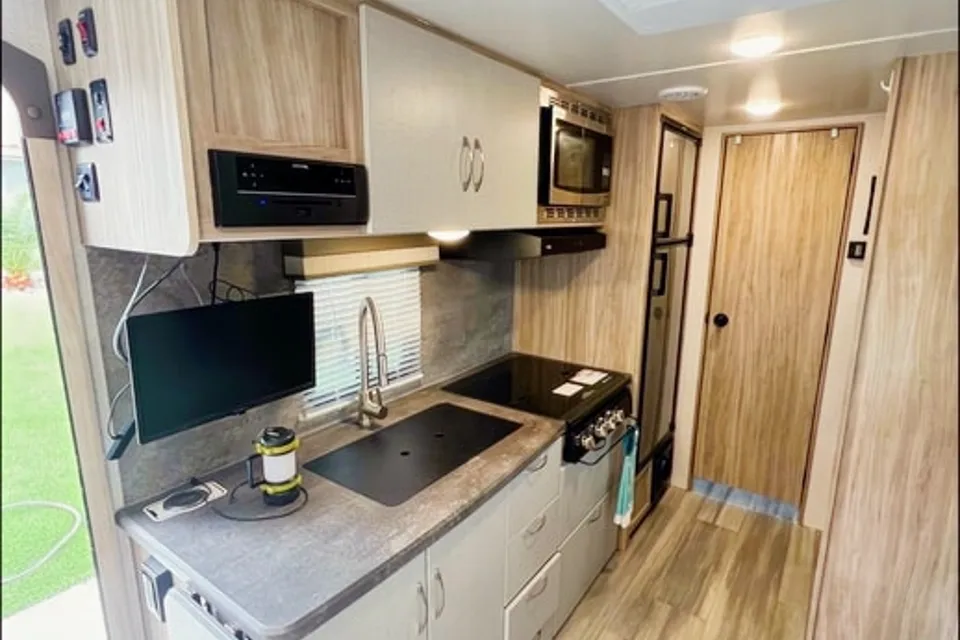 New 2021 Cozy & Beautiful Winnebago Perfect For Families!