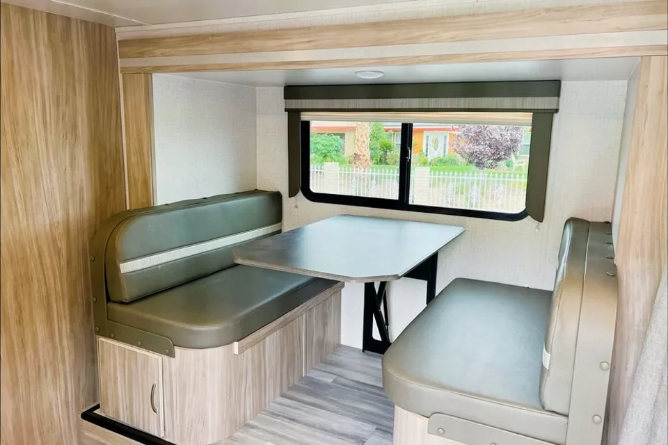 New 2021 Cozy & Beautiful Winnebago Perfect For Families!