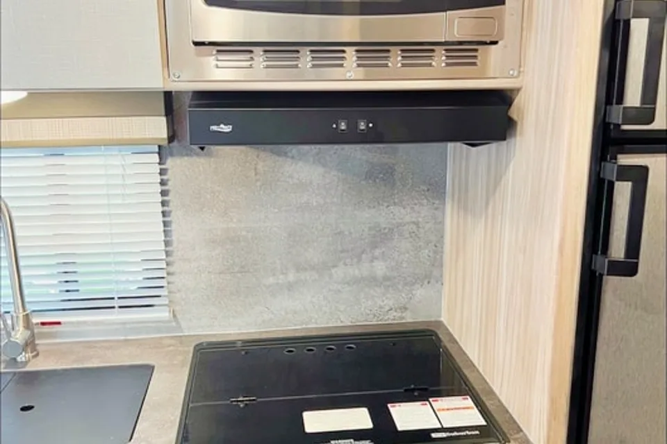 New 2021 Cozy & Beautiful Winnebago Perfect For Families!