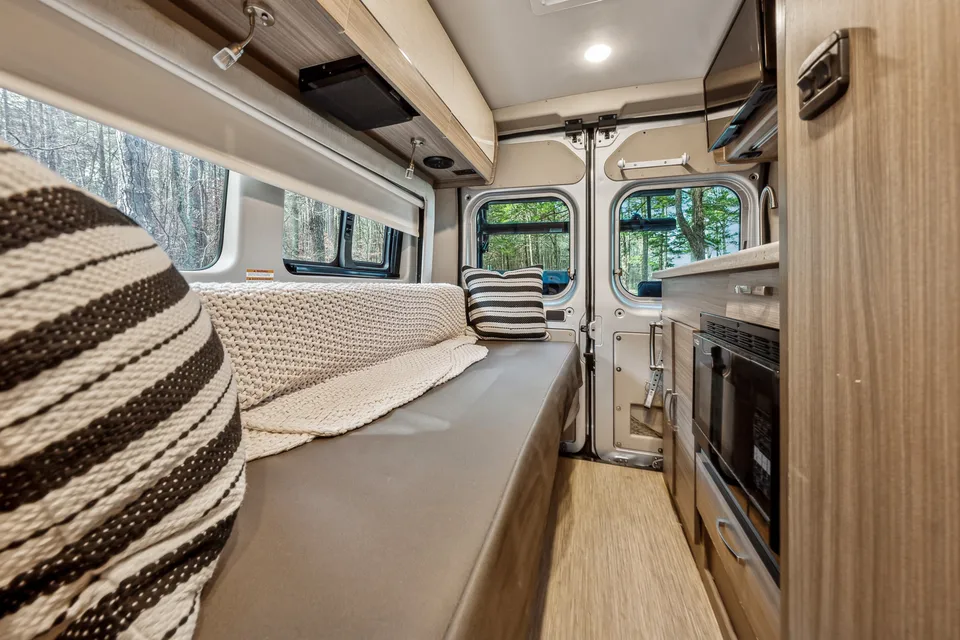 Luxurious Class B Camper Van 4 person Jayco Swift 20A