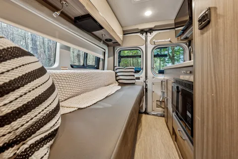 Luxurious Class B Camper Van 4 person Jayco Swift 20A