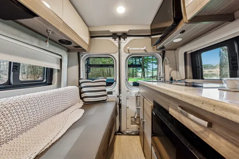 Luxurious Class B Camper Van 4 person Jayco Swift 20A