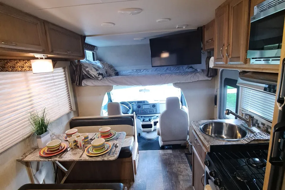 Easy Peasy 5 Star Gulf Stream Conquest 6237LE Class C