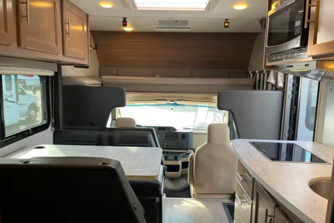 Caveman Cruisers – Class C Motorhome (Sleeps 6)