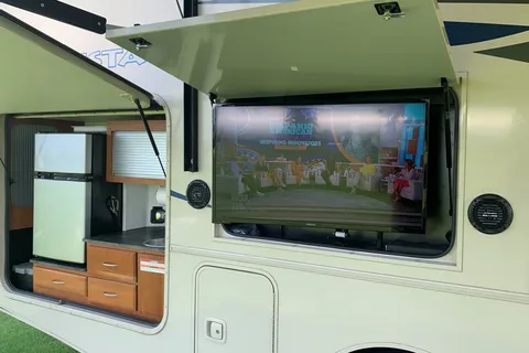 Fun Time Travel Winnebago Vista 29VE  $300/nt. High Season  $275/nt. Low Season