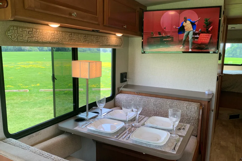 Fun Time Travel Winnebago Vista 29VE  $300/nt. High Season  $275/nt. Low Season