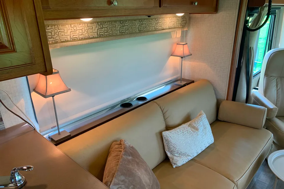 Fun Time Travel Winnebago Vista 29VE  $300/nt. High Season  $275/nt. Low Season