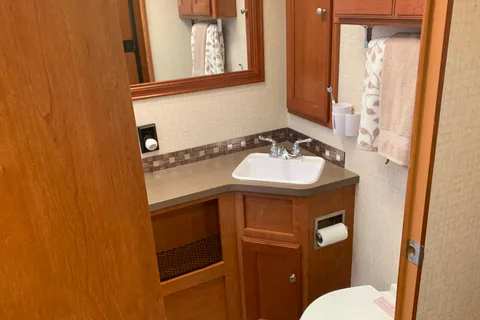 Fun Time Travel Winnebago Vista 29VE  $300/nt. High Season  $275/nt. Low Season