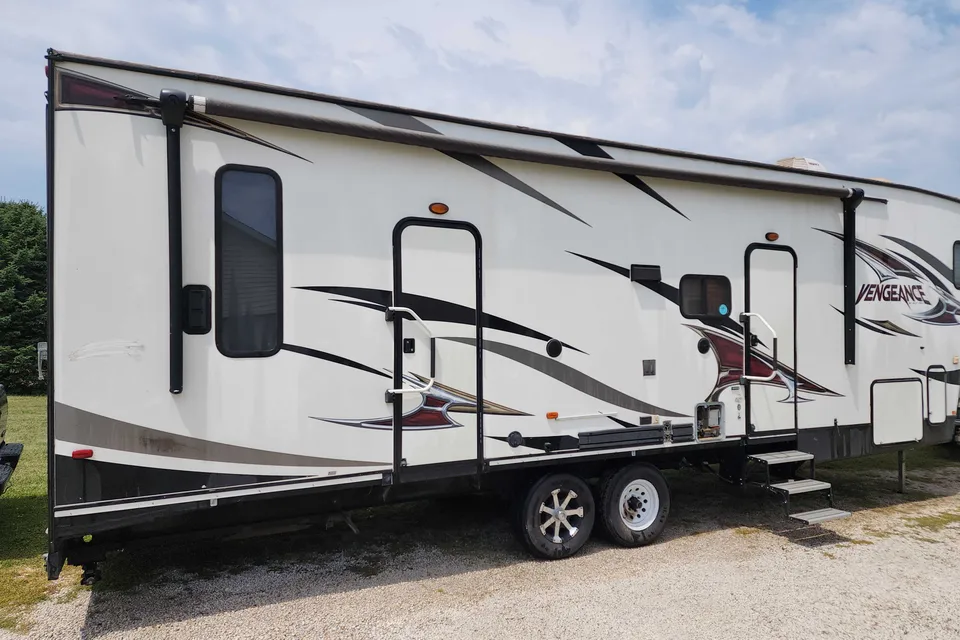 Lynn's Cherokee Vengeance Fifth Wheel