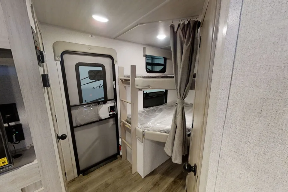 [02] Stress Free RVs - 2022 - XL - KING Size Bunkhouse